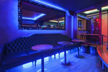 Bir gece kulübünde neon ışıkları ile iç