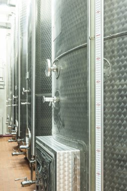 Şarap yapımı fabrikasında alüminyum tanklar