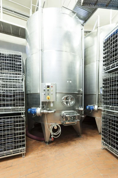 Tanque de alumínio na fábrica de vinificação — Fotografia de Stock