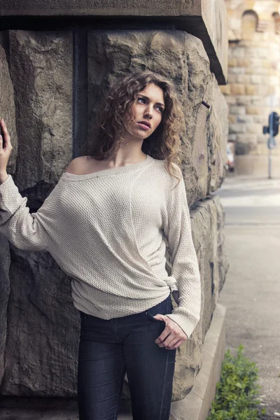 Openlucht portret van een mooi meisje in trui en jeans — Stockfoto