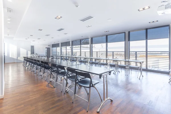 Interiér moderní světlé konferenční místnost — Stock fotografie