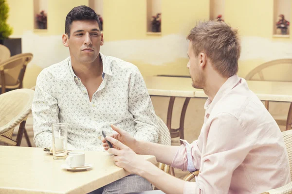 Dois homens tomando café e conversando — Fotografia de Stock