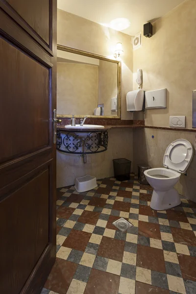 Intérieur d'une salle de bain dans un café — Photo