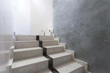 Bir binada zarif mermer merdiven