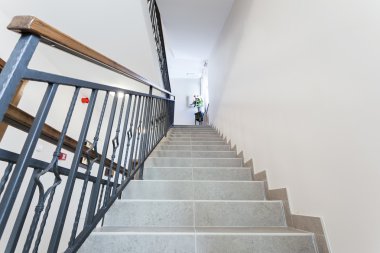 Aşağıdan bir binada merdiven vurdu