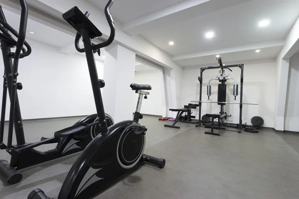 Kleine fitnessruimte interieur — Stockfoto