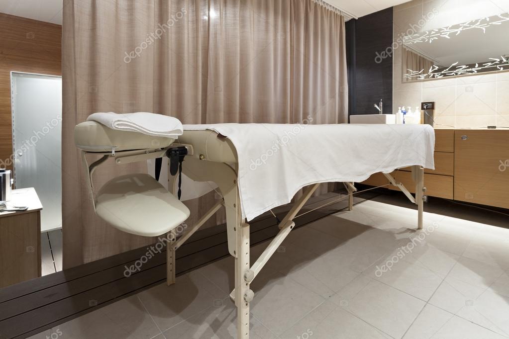 Massagebett in Spa Interieur — Stockfoto © rilueda #57824305 Massagebett in Spa Interieur — Stockfoto © rilueda #57824305