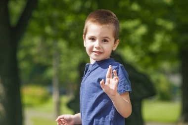 Sevimli küçük çocuk sallayarak 