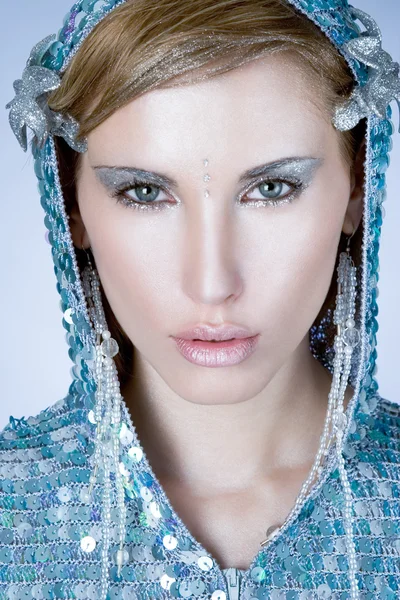 Hermosa mujer con maquillaje temático de invierno — Foto de Stock