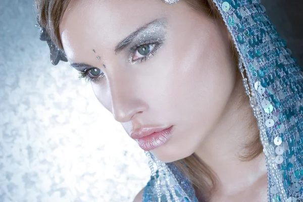 冬テーマ メイクアップと美しい女性 — ストック写真