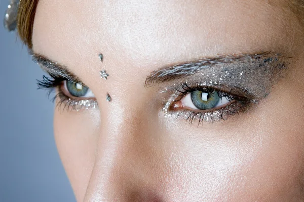Блестящий серебряный макияж для глаз — стоковое фото