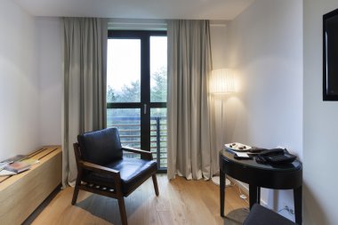 Sandalye ve otel odası iç tablo