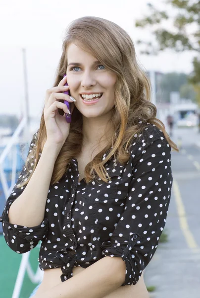 야외에서 휴대 전화에 젊은 여자 — 스톡 사진