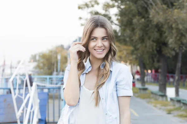 Niedliche junge Frau im Freien Porträt — Stockfoto