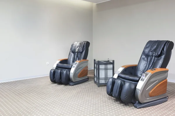 Due sedie per massaggi in una stanza — Foto Stock