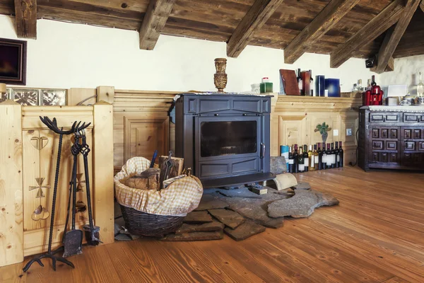 Chimenea en un ático rústico — Foto de Stock