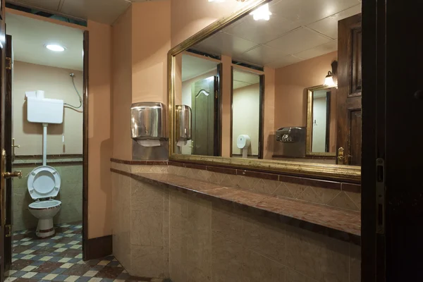 Intérieur des toilettes d'un pub — Photo