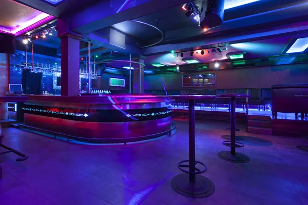 Bar in a modern nightclub with colorful lights — Stock Photo, Image