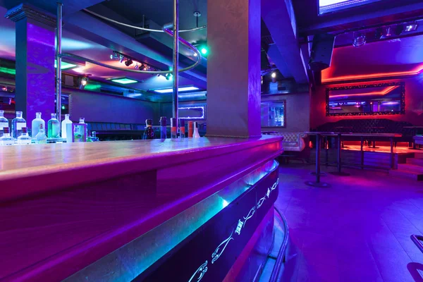 Neon ışıkları ile gece kulübü iç — Stok fotoğraf