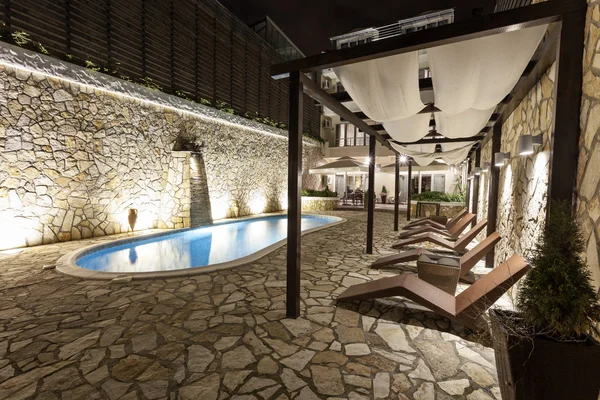 Piscina dell'hotel di notte — Foto Stock