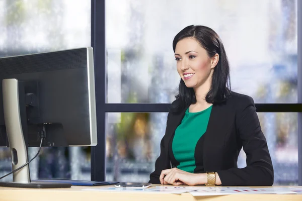 Kobieta siedzi przy komputerze — Zdjęcie stockowe