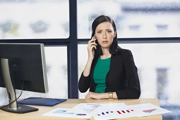 Martwi się kobieta na telefon w biurze — Zdjęcie stockowe