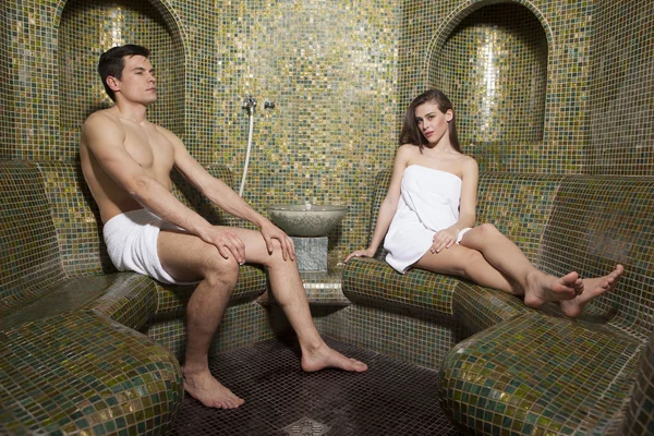 Paar entspannt zusammen im türkischen Badezimmer — Stockfoto