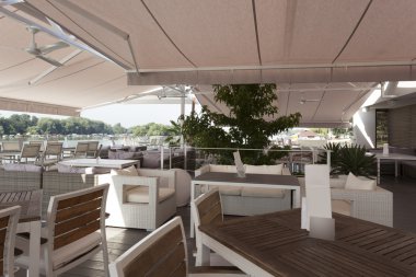 Modern nehir kenarında kafe