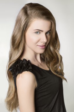 Genç ve güzel bir kadının portresi