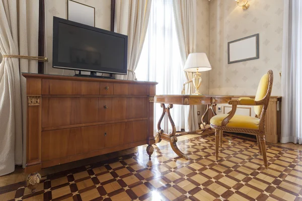 Interior de una habitación con muebles antiguos y TV — Foto de Stock