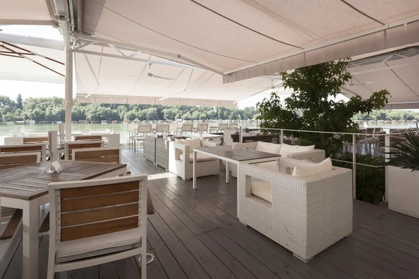 Riverside café in de zomer — Stockfoto