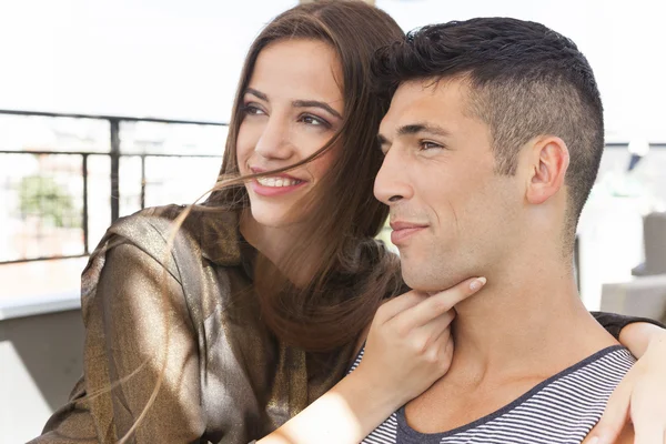 Glada unga par söker i samma riktning — Stockfoto