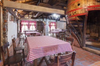 interior de un restaurante rústico de vino