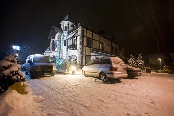 Экстерьер отеля в зимнюю ночь — стоковое фото