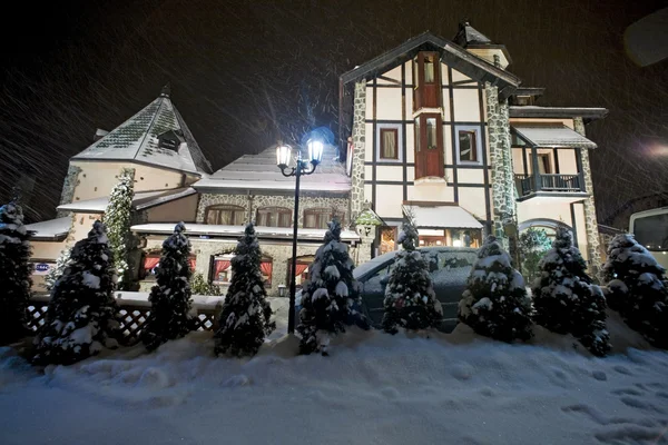 Экстерьер отеля в зимнюю ночь — стоковое фото