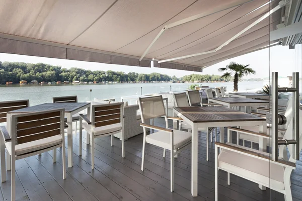 Moderna riverside café inredning — Stockfoto