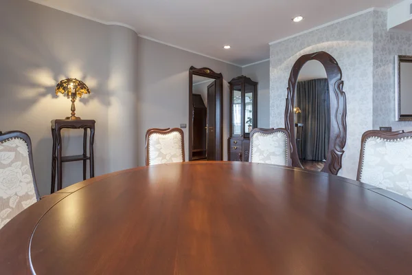 Table ronde et chaises dans l'élégante salle à manger — Photo