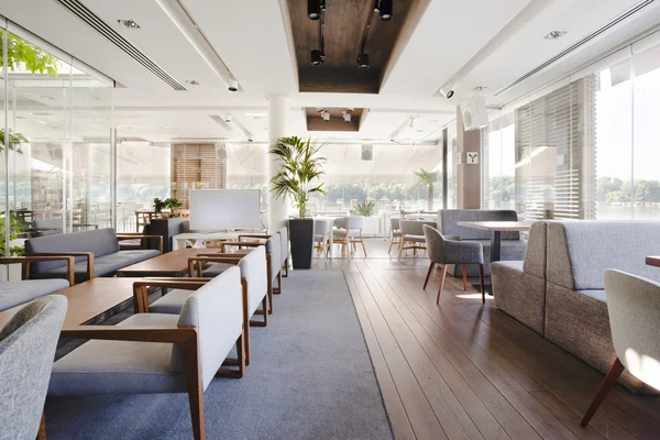 Innenraum eines eleganten Cafés am Fluss — Stockfoto