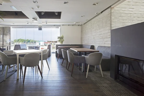 Interiér je elegantní nábřežní kavárna — Stock fotografie