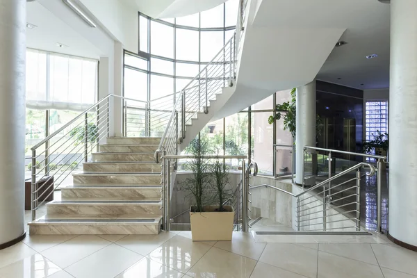 Escaliers dans un immeuble lumineux intérieur — Photo