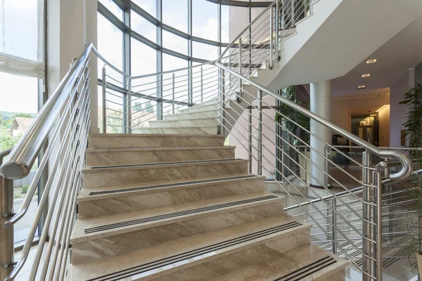 Escaleras en un interior de edificio luminoso — Foto de Stock