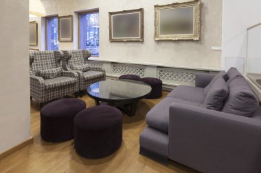 Otel lobisinde boş resim framesa ile mobilya