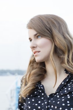 açık havada çok güzel bir kadın portresi