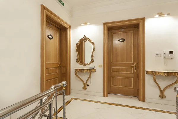 Elegante corridoio dell'hotel di lusso con specchio antico — Foto Stock