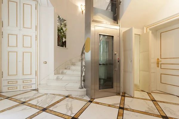 Elevator in luxury villa — Stock Photo, Image