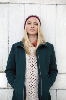 Sonbahar Kış elbiseleri güzel bir kız açık havada portresi