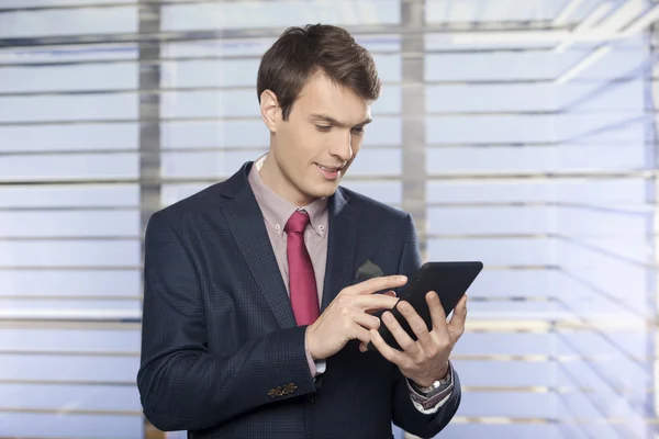 Przystojny biznesmen przy użyciu komputera typu tablet — Zdjęcie stockowe