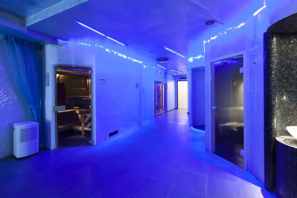Mavi neon ışıkları ile spa merkezinin iç — Stok fotoğraf