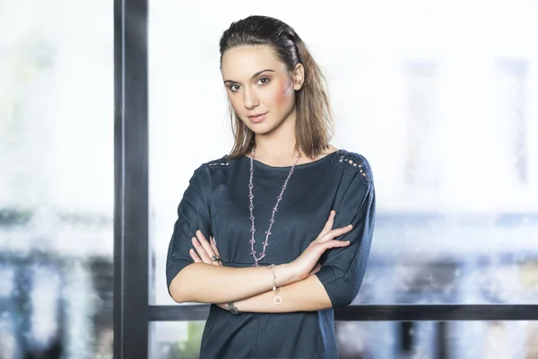 Confident businesswoman with arms crossed — Stock Photo, Image