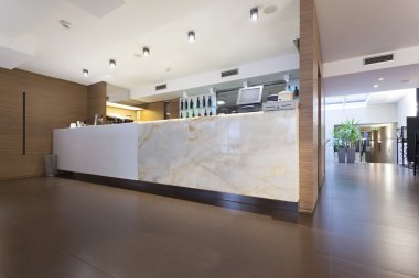 Modern bir kafede mermer bar